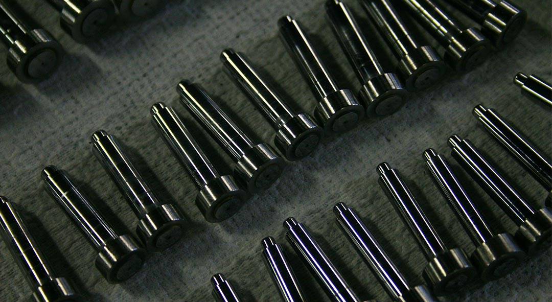 refacciones de caminadora ordenadas sobre un fondo